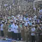 Ribuan warga Kota Tangerang memadati lapangan Stadion Benteng Reborn melakukan Salat Istisqa' untuk memohon hujan, pada pukul 07.00 Wib, Senin (23/10/2023). (Liputan6.com/Pramita Tristiawati)