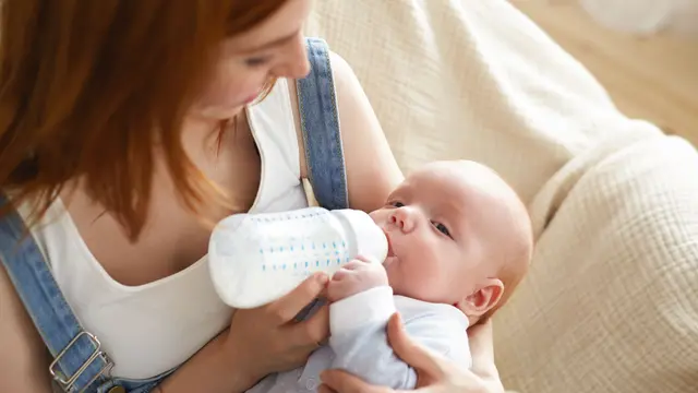Hati-hati! Kebiasaan Menyandarkan Botol Susu Bisa Berbahaya untuk Bayi, Kenali Penjelasannya