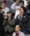 Pertandingan baseball bergengsi LA Dodgers sedang diadakan di Seoul, Korea Selatan. Beberapa artis Korea terlihat turut menyaksikan pertandingan ini, termasuk pasutri Hyun Bin dan Son Ye Jin. [Foto: Instagram/notyourfairytale]