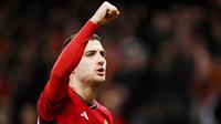 Diogo Dalot menjadi salah satu bintang kemenangan MU lewat gol indahnya di babak pertama. Ia juga tampil disiplin di lini pertahanan Setan Merah. (AFP/Oli Scarff)