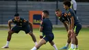 Penyerang Brasil, Neymar (tengah) bersama rekan-rekannya melakukan pemanasan saat mengikuti sesi latihan tim di Singapura (7/10/2019).  Brasil akan menghadapi Senegal pada pertandingan persahabatan di Singapore National Stadium pada 10 Oktober 2019. (AFP Photo/Roslan Rahman)