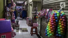 Suasana lapak di Pasar Gembrong Baru, Cipinang, Jakarta, Jumat (25/9/2020). Para pedagang mengatakan akibat pandemi covid-19 ini omzetnya turun hingga 80 persen, mereka pun berharap masih diperbolehkan berjualan meski PSBB Jakarta kembali diperpanjang. (Liputan6.com/Faizal Fanani)