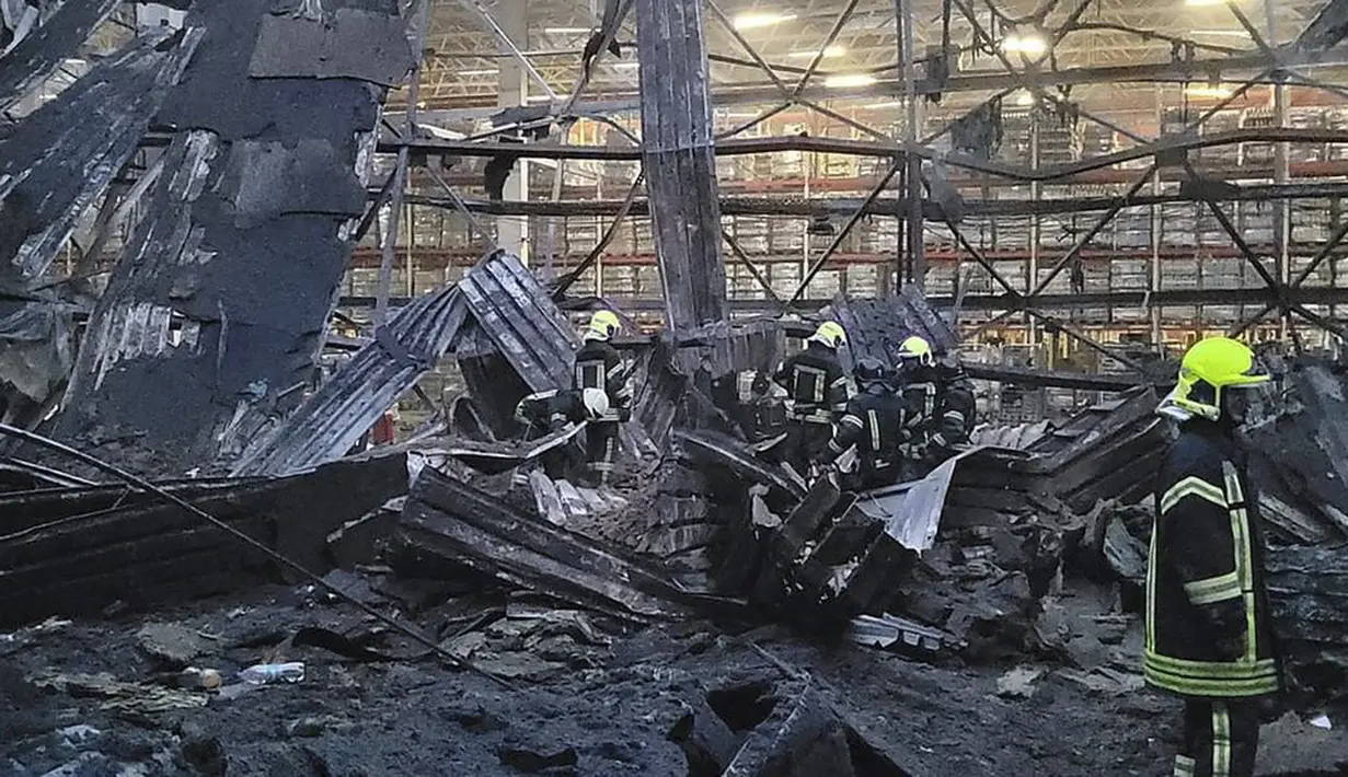 <p>Angkatan Udara Ukraina mengatakan mereka menghancurkan tiga rudal dan sembilan drone dalam semalam. (Ukrainian Emergency Situation Press Office via AP)</p>