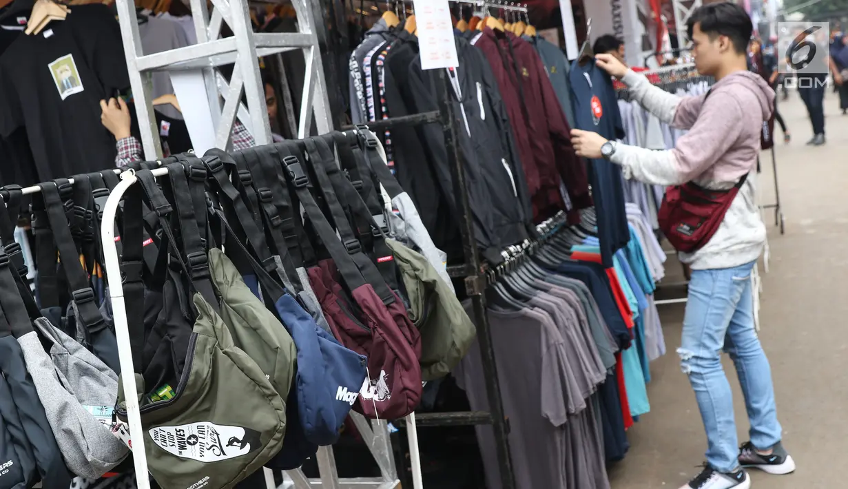 Pengunjung memilih produk yang ditawarkan pada gelaran Jakcloth Year End Sale di Parkir Timur Senayan, Jakarta, Sabtu (22/12). Jakcloth Year End Sale berlangsung 19-23 Desember. (Liputan6.com/Helmi Fithriansyah)