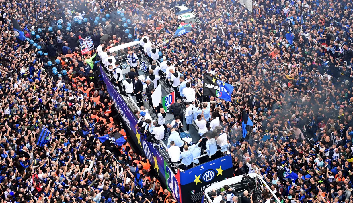 Pemain Inter Milan melakukan pawai juara Liga Italia dengan berkeliling kota Milan, Minggu (28/4/2024). Ini gelar juara ke-20. (AFP/Piero Cruciatti)