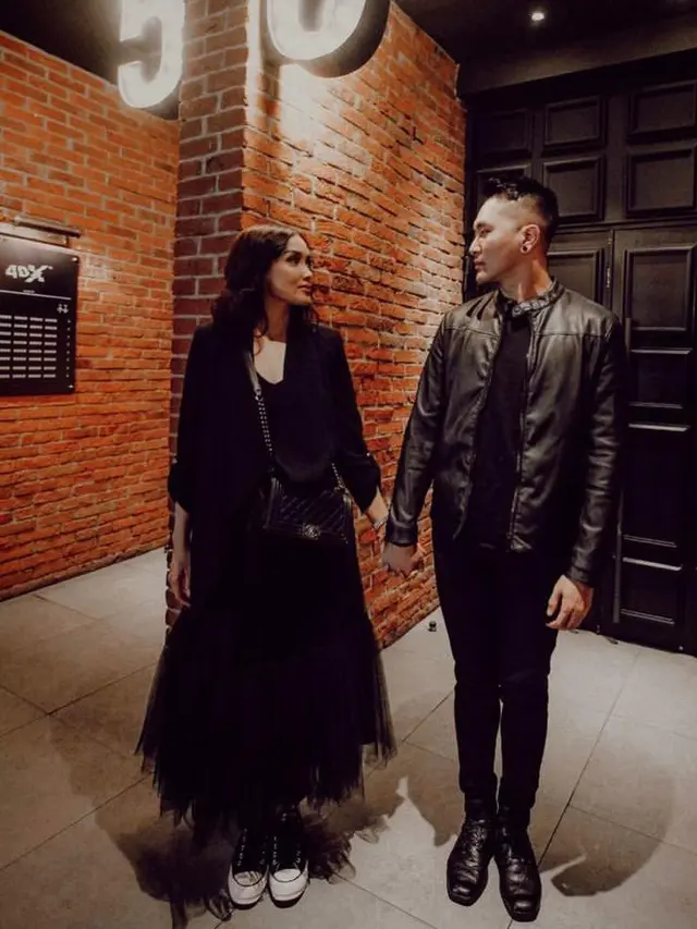 8 Tahun Menikah, Intip Gaya Sara Wijayanto dan Demian Aditya yang Selalu Kompak Kenakan Busana Serba Hitam