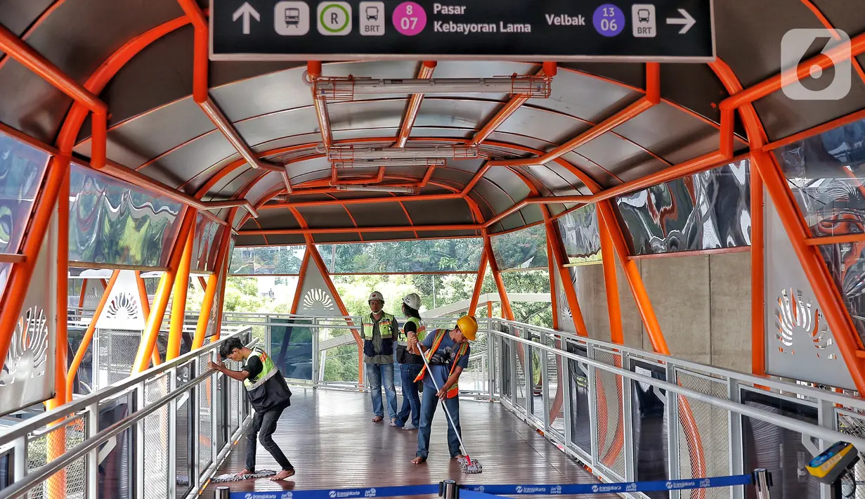 Pekerja melakukan perawatan Skybridge Kebayoran Lama, Jakarta Selatan, Kamis (26/1/2023). Pemprov DKI Jakarta akan meresmikan Skybridge Kebayoran Lama yang akan menghubungkan Halte Transjakarta Velbak ke Stasiun Kebayoran Lama. (Liputan6.com/Angga Yuniar)