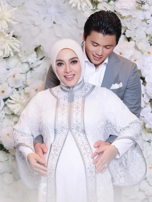 Syahrini tampil dengan mengaplikasikan makeup flawless. Ia mengenakan blush on pink untuk menonjolkan tulang pipinya, highlighter pada area T Zone, lipstik nude glossy yang sangat cocok untuk Syahrini. [@princessyahrini]