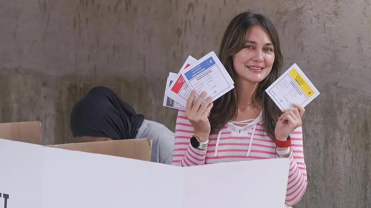 Luna Maya nyoblos di Pemilu 2024. [Foto: Instagram/lunamaya]