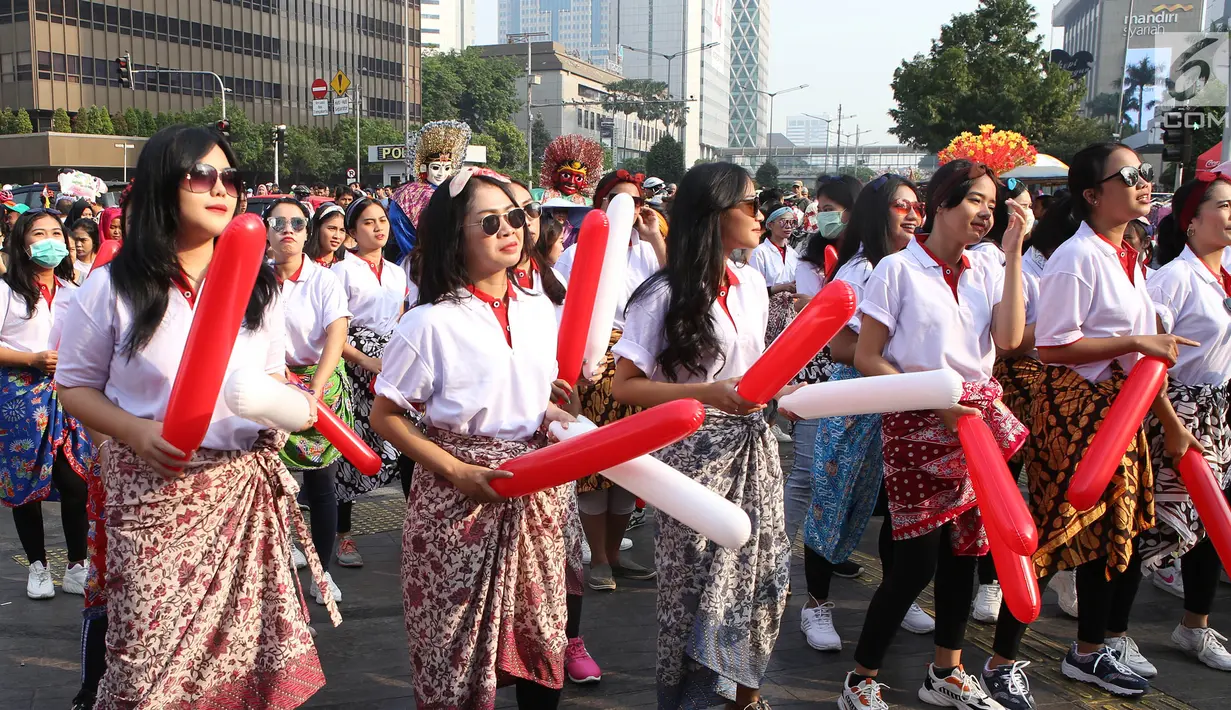 Srikandi Milenial menggelar flash dance di Car Free Day (CFD) kawasan Thamrin, Jakarta, Minggu (29/9/2019). Mereka mengajak warga menari bersama para pengunjung CFD. (Liputan6.com/Herman Zakharia)