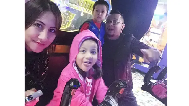Sering Dikira Cerai, Ini 5 Momen Mesra Nia dan Adit AFI