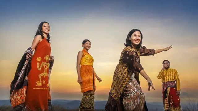 Aurelie Moeremans dan Veronica Tan Tampil Anggun Saat Syuting Iklan Tolak Angin di Sumba Timur.  foto: Instagram @jimmyyuwonophotography
