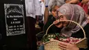 Istri Indro Warkop, Nita Octobijanthy dimakamkan di TPU Tanah Kusir Jakarta Selatan pada Rabu (10/10/2018) sekitar pukul 13.25 WIB. Suasana haru dan isak tangis mewarnai pemakaman istri Indro. (Adrian Putra/Fimela.com)