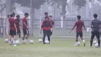 Indra Sjafri memimpin sesi latihan skuad Timnas Indonesia U-20 di Lapangan ABC, Gelora Bung Karno, Jakarta, Jumat (24/5/2024). Riski Afrisal dan kawan-kawan tampak antusias dalam sesi latihan itu. (Bola.com/Abdul Aziz)