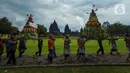 Peserta menampilkan salah satu gunungan saat Festival Gunungan di Lapangan Garuda Mandala Kompleks Candi Prambanan, Kabupaten Klaten, DIY, Selasa (31/12/2019). Festival ini menampilkan aneka gunungan, wayang kulit dan berbagai kesenian tradisional. (Liputan6.com/Gholib)