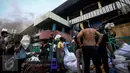 Sejumlah pedagang sibuk menyelematkan barang dagangannya saat kebakaran besar melanda Pasar Senen, Jakarta Pusat, Kamis (19/1). Kebakaran di kios asesoris Pasar Senen terjadi sekitar pukul 04.30 WIB. (Liputan6.com/Faizal Fanani)