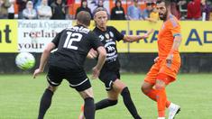 Alvaro Negredo (kanan) ditempel ketat dua pemain Wiener Sport Klub pada laga uji coba yang digelar di ibu kota Austria, Rabu (8/7). (Bola.com/Reza Khomaini)