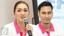 Brand Ambassadors EF Indonesia Donna Agnesia (kiri) dan Darius Sinathrya saat memberi komentar saat acara konferensi pers 30 Tahun EF, Jakarta, (21/1). (Liputan6.com/Immanuel Antonius)