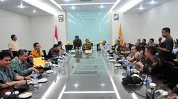 Dalam Pertemuan yang dihadiri Ketua Dewan Pertimbangan Akbar Tanjung itu membahas mengenai pelaksanaan Musyawarah Nasional (Munas) tetap dilaksanakan tahun 2015, Jakarta, Rabu (12/11/2014) (Liputan6.com/Johan Tallo)