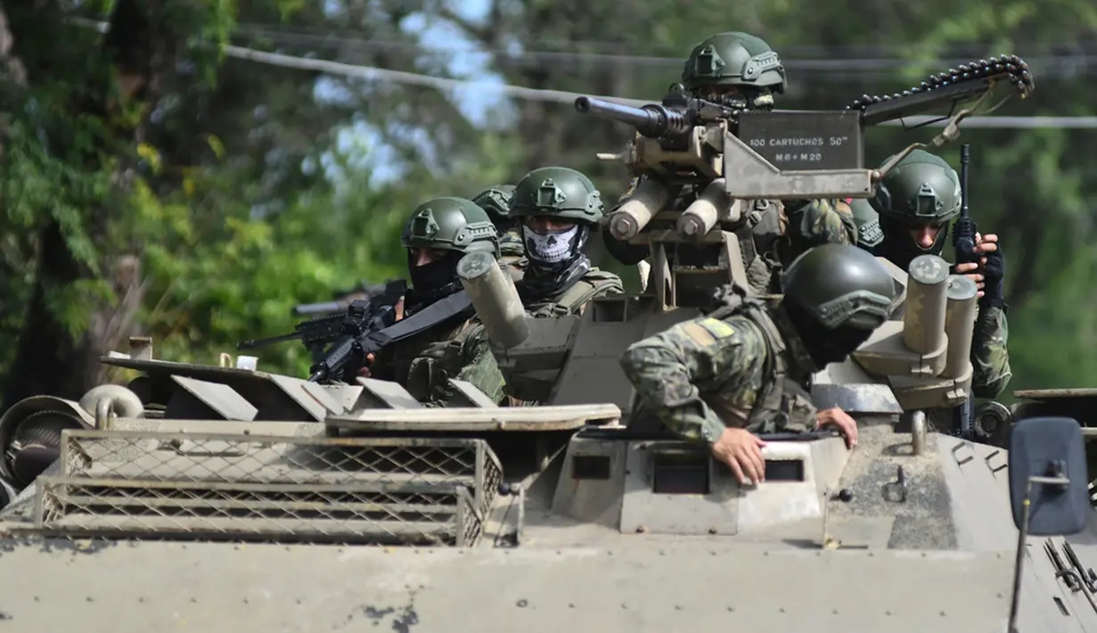 Bentrokan bersenjata sejauh ini telah menyebabkan 11 korban tewas. Pihak berwenang juga melaporkan tindakan kekerasan seperti pembakaran kendaraan, blokade, dan pemboman di sejumlah provinsi. (AP Photo/Ariel Ochoa)