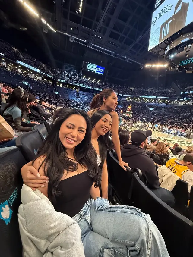 Potret Rachel Vennya Nonton Langsung Pertandingan NBA (credit: instagram/rachelvennya)