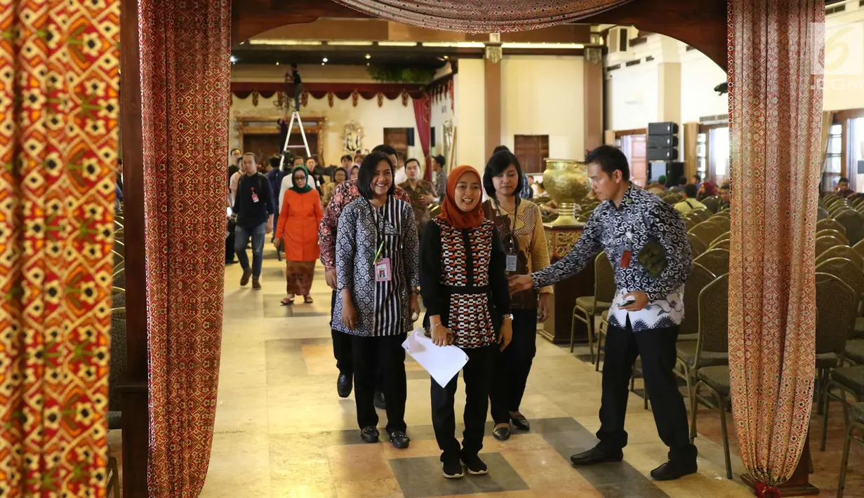 Panitia pernikahan Putri Presiden Joko Widodo, Kahiyang Ayu dan Bobby Nasution sedang berjalan saat geladi resik di Graha Saba, Solo, Senin (6/11). Pernikahan tersebut akan digelar pada Rabu (8/11) lusa. (Liputan6.com/Angga Yuniar)