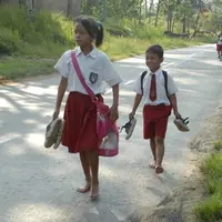 Generasi 90-an yang melewati masa sekolah di zaman itu punya gaya tersendiri saat pulang sekolah. Pernah merasakan? (Via: tigajaya.co.id)