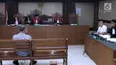 Terdakwa dugaan suap proyek Bakamla, Fayakhun Andriadi (kedua kanan) saat menjalani sidang lanjutan di Pengadilan Tipikor, Jakarta, Rabu (19/9). Sidang mendengar keterangan saksi Irvanto Hendra Pambudi, (Liputan6.com/Helmi Fithriansyah)