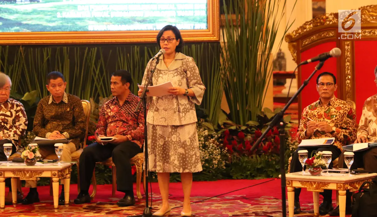 Mentei Keuangan Sri Mulyani memberikan paparan dalam Rapat Kabinet Paripurna di Istana Negara, Senin (5/3). Rapat kabinet paripurna ini membahas kerangka ekonomi makro serta pokok-pokok Kebijakan Fiskal 2019. (Liputan6.com/Angga Yuniar)