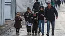 Kembalinya anak-anak ke sekolah merupakan momen penting dalam upaya memulihkan kehidupan di Gaza di tengah gencatan senjata, meskipun tantangan yang dihadapi masih sangat besar. Tampak dalam foto, seorang pria mengantar anak-anaknya ke sekolah di Deir al-Balah, di Jalur Gaza tengah, pada 10 Desember 2025. (BASHAR TALEB/AFP)