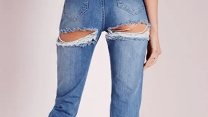 Bukan Lagi Lutut, Tren Fesyen Celana Bolong Kini Pindah di Bokong