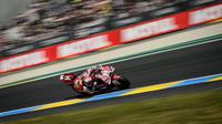 Pembalap Italia dari Tim Ducati Lenovo, Francesco Bagnaia, menikung saat sesi latihan pertama menjelang Grand Prix MotoGP Prancis di Le Mans, Prancis barat laut, pada 8 Mei 2026. (Loic VENANCE/AFP)