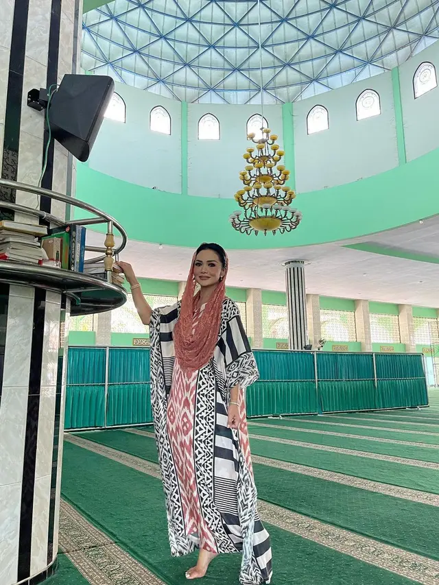 6 Potret Krisdayanti Kenakan Kaftan, Tuai Pujian