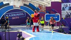 Maskot Piala Dunia U-17, Bacuya ikut menari saat acara off air senam massal pagi saat Karnaval SCTV yang digelar di Menara Pandang Teratai Purwokerto, Jawa Tengah pada Sabtu (23/09/2023). (Dok. SCTV)