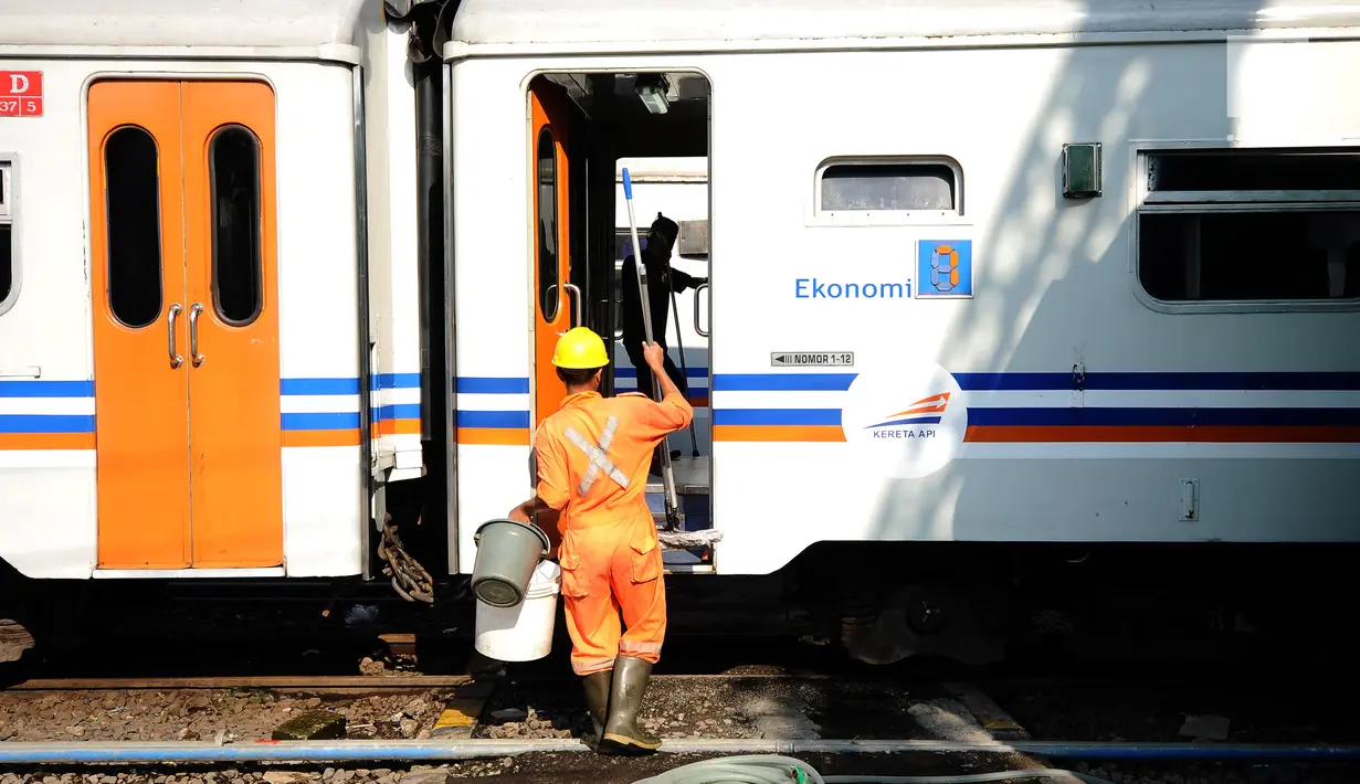 Petugas bersiap membersihkan gerbong kereta di Stasiun Senen, Jakarta, Jumat (9/6). Jelang arus mudik Lebaran 2017, PT KAI melakukan perawatan gerbong kereta api yang akan digunakan untuk mengangkut pemudik. (Liputan6.com/Helmi Fithriansyah)