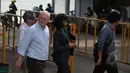 Konsulat Jenderal Australia Majel Hind dan pengacara duo "Bali Nine" Julian McMahon mengunjungi terpidana mati, Andrew Chan dan Myuran Sukumaran, di Lapas Besi, Pulau Nusakambangan, Cilacap, Jateng, Jumat (6/3). (Liputan6.com/Johan Tallo)