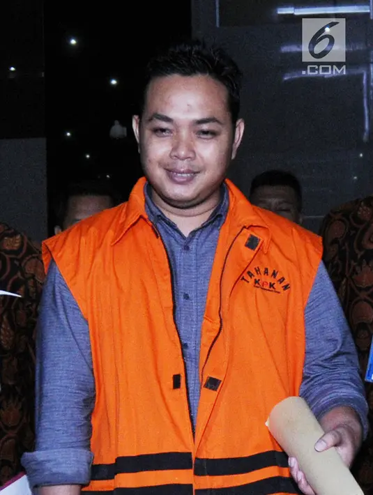 Pihak swasta perantara suap, Eka Kamaluddin usai menjalani pemeriksaan perdana pascaterjaring operasi tangkap tangan (OTT) KPK, Jakarta, Jumat (11/5). Eka diperiksa sebagai tersangka dugaan suap APBN-P 2018. (Merdeka.com/Dwi Narwoko)