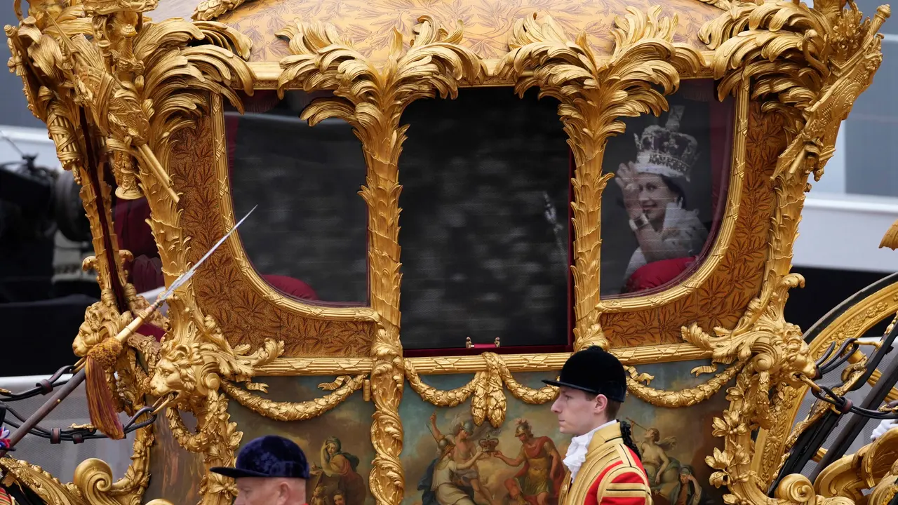 Detail Prosesi Penobatan Raja Charles III pada 6 Mei 2023, dari Kereta Kuda Emas hingga Emoji Spesial