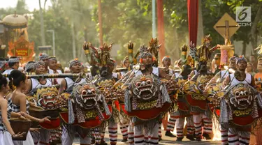 Peserta mengenakan pakaian Tari Barong pada karnaval Budaya Bali di kawasan Nusa Dua, Bali, Jumat (12/10). Karnaval tersebut untuk memeriahkan perhelatan Pertemuan Tahunan IMF - World Bank Group 2018 di Bali. (Liputan6.com/Angga Yuniar)