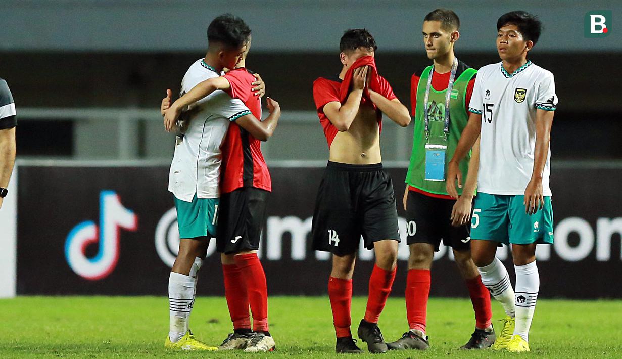 Ia juga kedapatan memeluk erat Tareq Awawda usai pertandingan. Sementara Husam Alshaer (tengah) tak dapat menutupi kekecewaannya usai kalah dari Timnas Indonesia U-17 dalam laga yang digelar di Stadion Pakansari. (Bola.com/M Iqbal Ichsan)