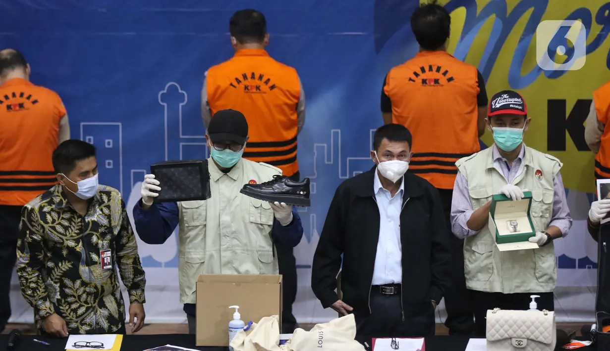 Wakil Ketua KPK, Nawawi Pomolango (ketiga kiri) bersama petugas menunjukkan barang bukti terkait penetapan Menteri Kelautan dan Perikanan, Edhy Prabowo sebagai tersangka kasus dugaan suap calon eksportir benih lobster di Gedung KPK Jakarta, Rabu (25/11/2020). (Liputan6.com/Helmi Fithriansyah)