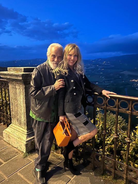 Kedua mertua Rahma Azhari, Tommy Chong dan Shelby Chong. (Instagram @funnyshelby)