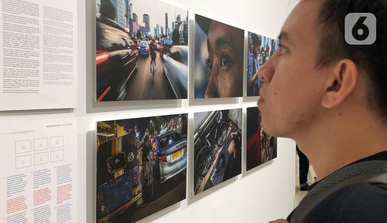Pengunjung mengamati karya fotografi yang dipajang dalam pameran bertajuk Innovation di Erasmus Huis, Jakarta, Kamis (5/3/2020). Pameran yang menceritakan tentang inovasi dari karya dari 10 pewarta foto tersebut berlangsung hingga 5 April 2020. (Liputan6.com/Immanuel Antonius)