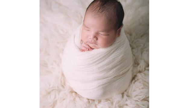 7 Potret Baby Born Anak Kedua Vicky Shu, Bikin Gemas