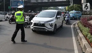 Polisi menghentikan mobil saat pemberlakuan ganjil genap di kawasan Fatmawati, Jakarta, Senin (25/10/2021). Pemberlakuan ganjil genap di DKI Jakarta diperluas menjadi 13 titik. (Liputan6.com/Herman Zakharia)