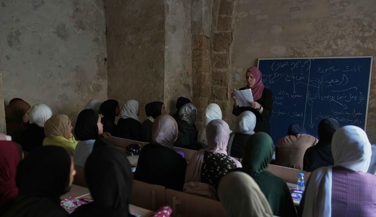 Kembalinya para pelajar ke sekolah menandai langkah penting dalam upaya memulihkan kehidupan normal di Gaza, meski demikian tantangan besar masih membayangi sistem pendidikan di wilayah tersebut. Tampak dalam foto, pelajar SMA Palestina kembali ke kelas beberapa minggu setelah gencatan senjata diumumkan antara Israel dan Hamas, di Sekolah Kamilia di Kota Tua Gaza City, Rabu, 12 November 2025. (AP Photo/Jehand Alshrafi)