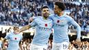 Pemain Manchester City, Leroy Sane, merayakan gol yang dicetak Sergio Aguero ke gawang Arsenal pada laga Premier League di Stadion Ettihad, Manchester, Minggu (5/11/2017). City menang 3-1 atas Arsenal. (AP/Martin Rickett)