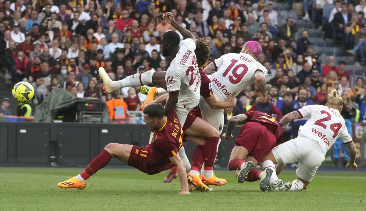 <p>Hasil ini membuat AS Roma masih di urutan lima klasemen dengan 57 poin dari 32 laga. Sedangkan Milan di posisi lima dengan poin sama. (AP Photo/Gregorio Borgia)</p>