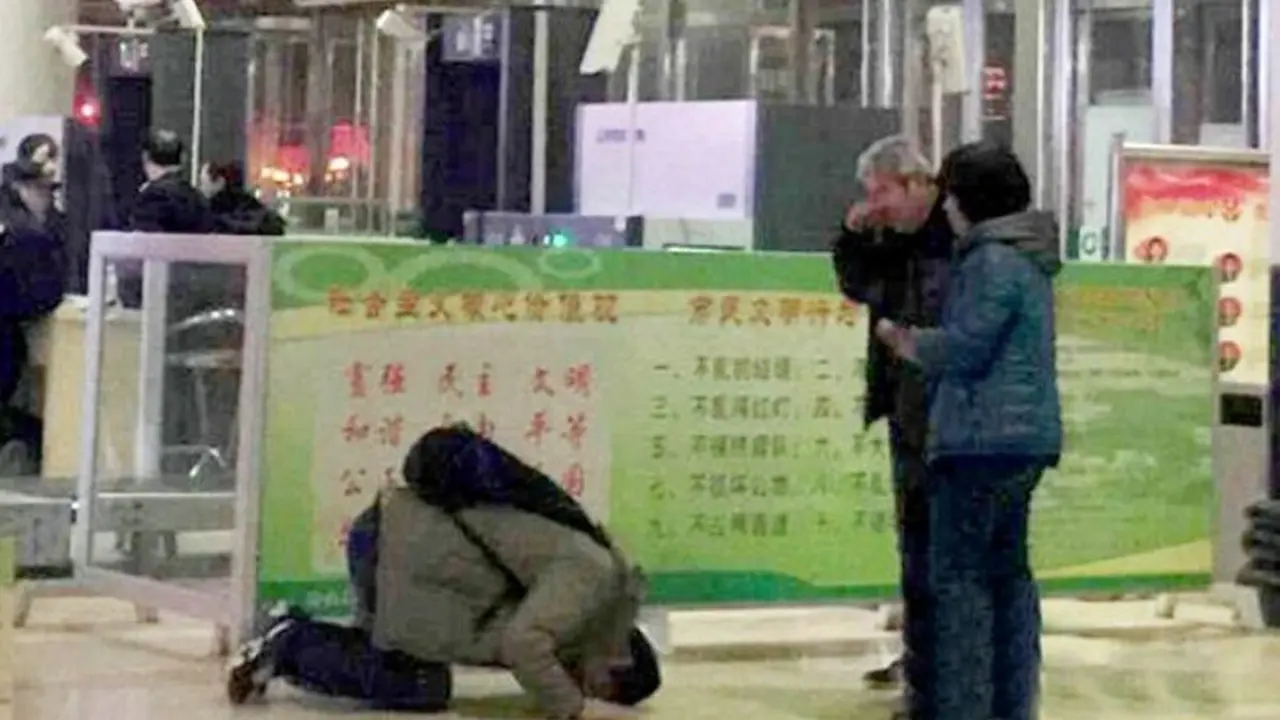 Foto Sujud Anak Kepada Orangtua Hebohkan Netizen