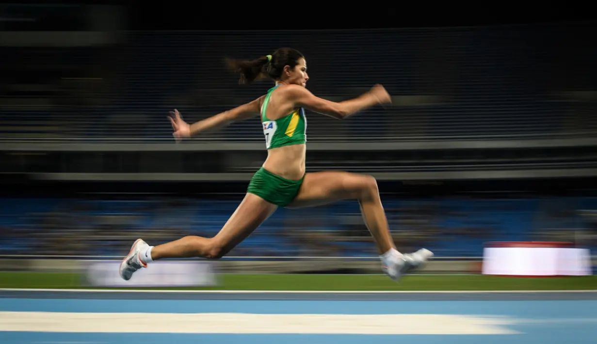 Atlet Brasil, Tania Silva, beraksi dalam final lompat jangkit Kejuaraan Atletik Ibero American yang merupakan test event untuk Olimpiade Rio 2016 di Stadion Olimpiade, Rio de Janeiro, Brasil, (15/5/2016). (AFP/Yasuyoshi Chiba)